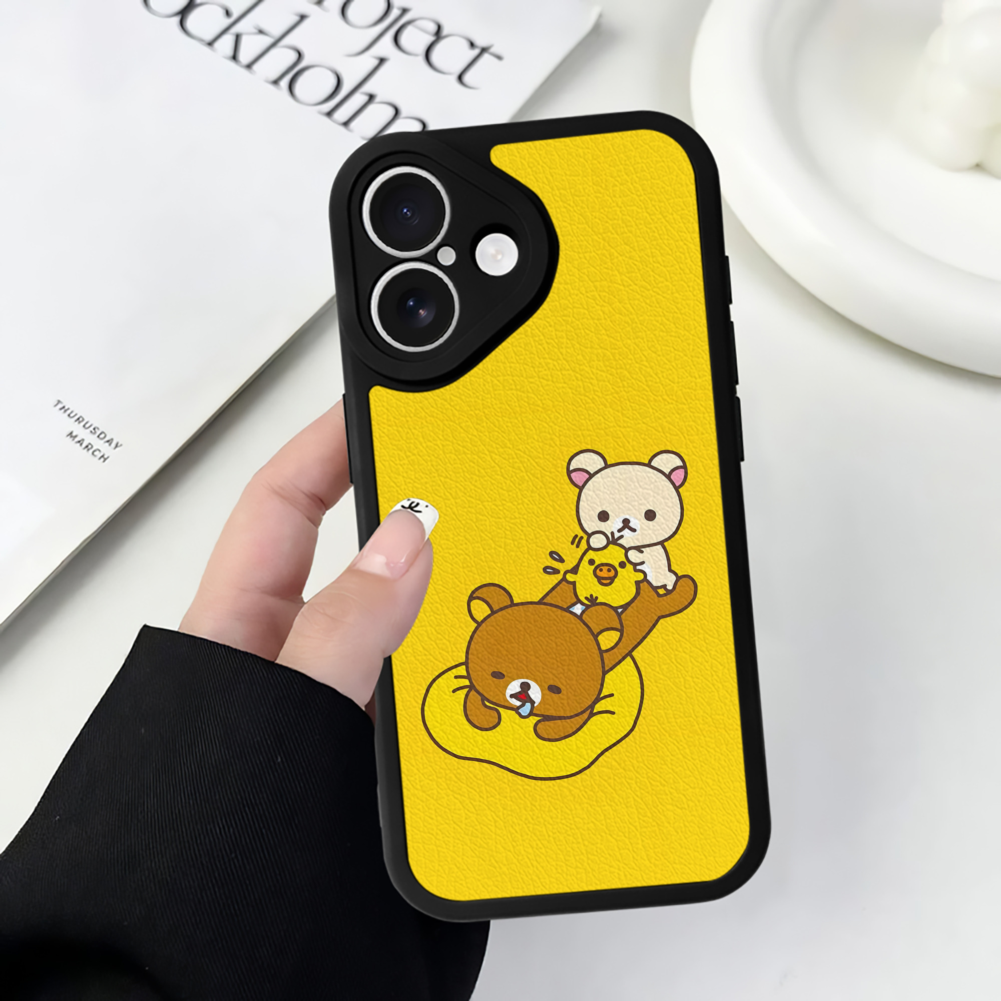 （画像用） リラックマ リラックマ キイロイトリ Rilakkuma Korilakkuma Kiiroitori 【iPhone 16シリーズ対応】シリコンスマホケース（レザー調） 材質：シリコン
